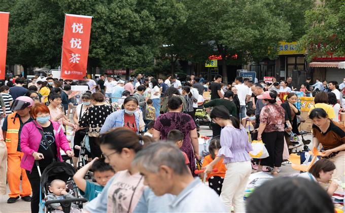  新城悦服务积极响应两会号召  新城社区市集活动助力“地摊经济”