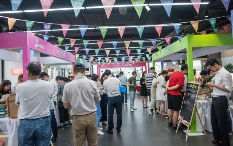 从公益下乡到爱心进城新城控股公益集市温暖开张